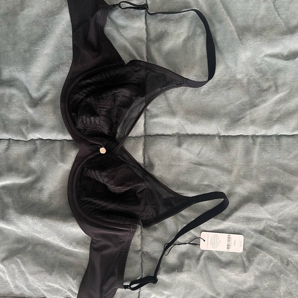 Elegant Lace Underwire Bra Set - Black & Nude - Picture 4 of 5